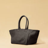 The Shoulder Bag ORIGINAL by LABEL17 is a timeless piece, crafted from fine, vegetable-tanned nappa leather and hand-braided. It features a zipper closure and a convenient interior pocket for your essentials.