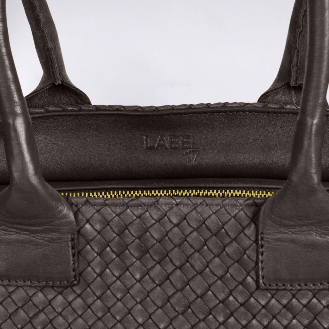 The Shoulder Bag ORIGINAL by LABEL17 is a timeless piece, crafted from fine, vegetable-tanned nappa leather and hand-braided. It features a zipper closure and a convenient interior pocket for your essentials.