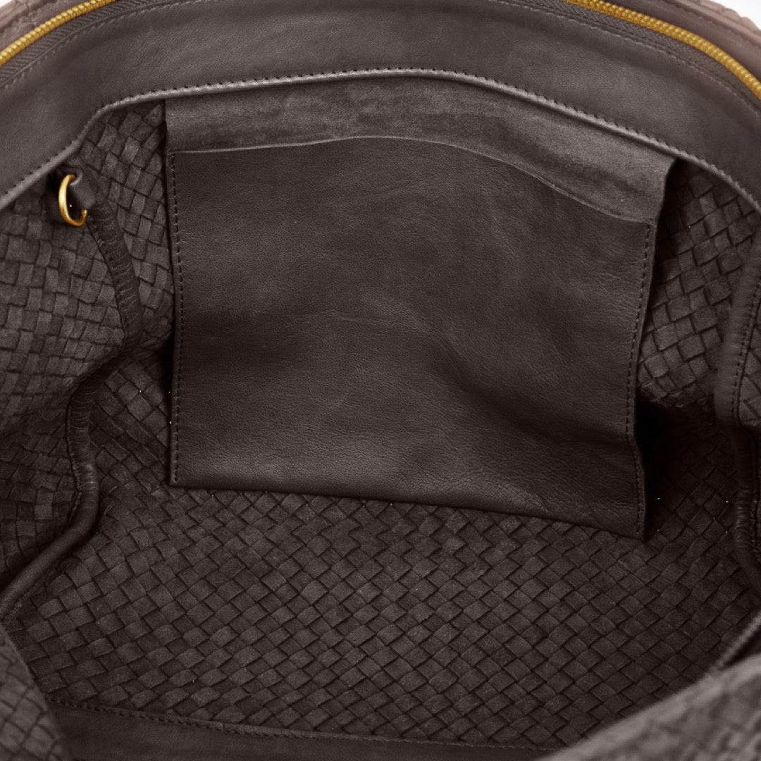 The Shoulder Bag ORIGINAL by LABEL17 is a timeless piece, crafted from fine, vegetable-tanned nappa leather and hand-braided. It features a zipper closure and a convenient interior pocket for your essentials.