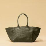 The Shoulder Bag ORIGINAL by LABEL17 is a timeless piece, crafted from fine, vegetable-tanned nappa leather and hand-braided. It features a zipper closure and a convenient interior pocket for your essentials.