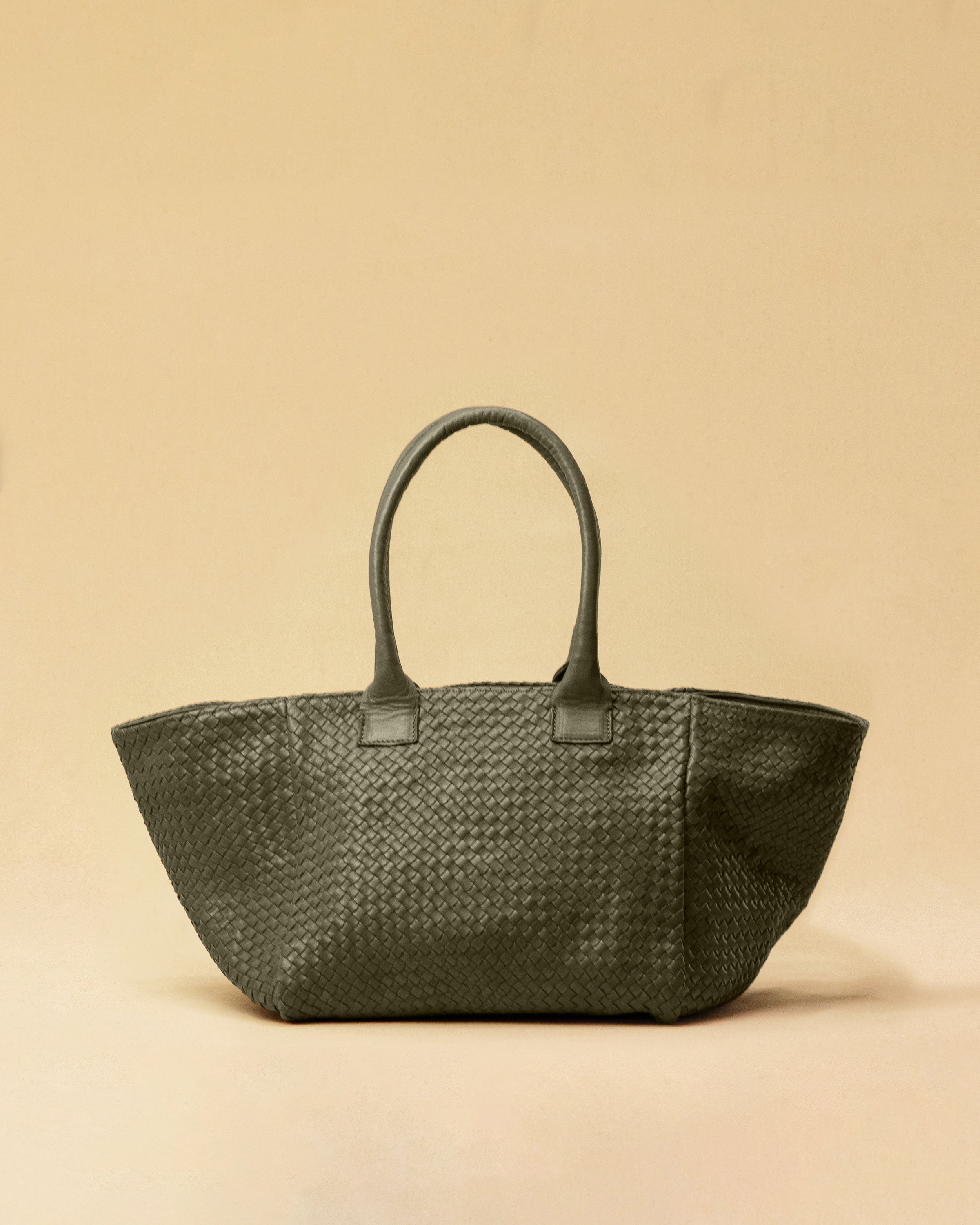 The Shoulder Bag ORIGINAL by LABEL17 is a timeless piece, crafted from fine, vegetable-tanned nappa leather and hand-braided. It features a zipper closure and a convenient interior pocket for your essentials.