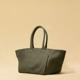 The Shoulder Bag ORIGINAL by LABEL17 is a timeless piece, crafted from fine, vegetable-tanned nappa leather and hand-braided. It features a zipper closure and a convenient interior pocket for your essentials.