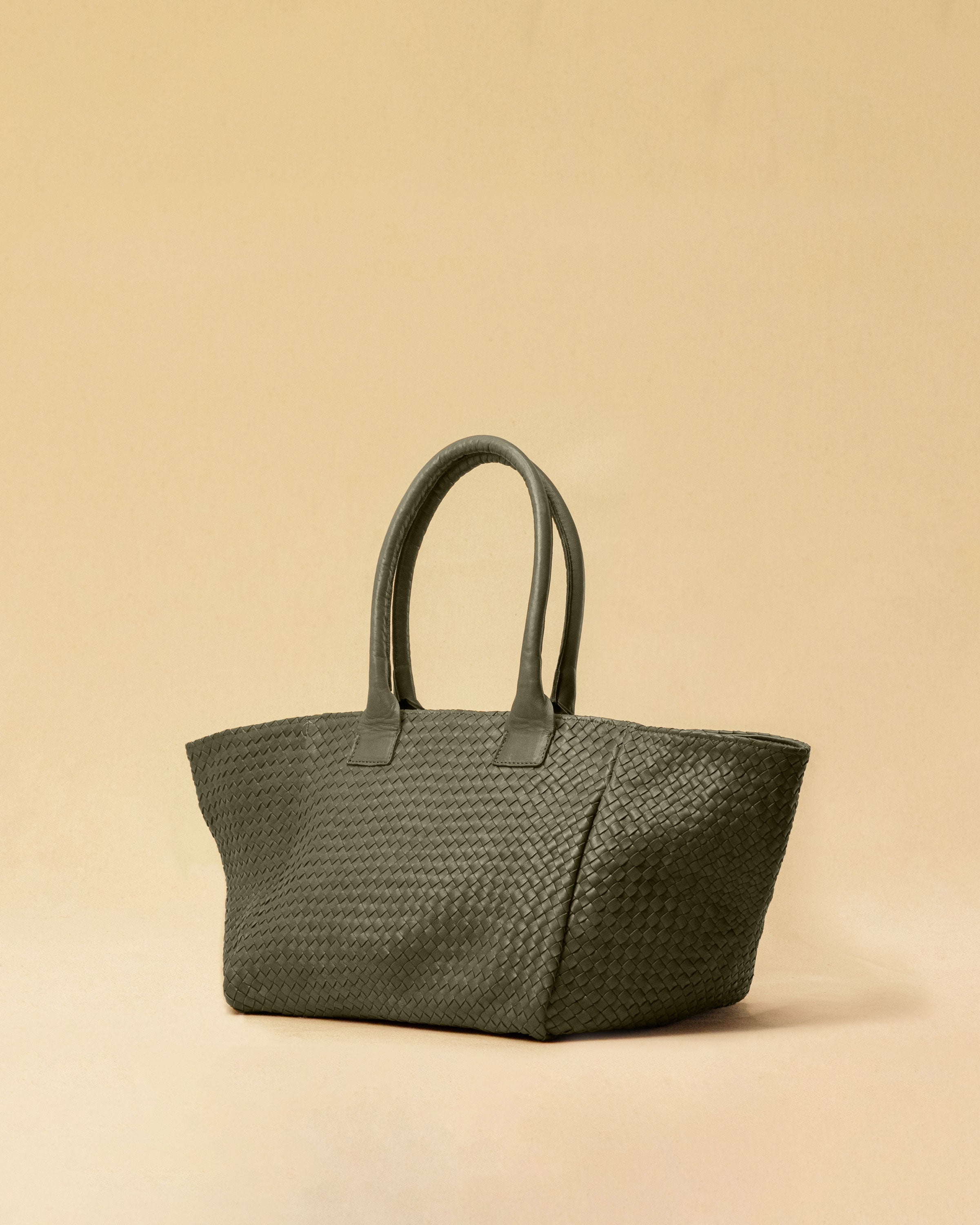 The Shoulder Bag ORIGINAL by LABEL17 is a timeless piece, crafted from fine, vegetable-tanned nappa leather and hand-braided. It features a zipper closure and a convenient interior pocket for your essentials.