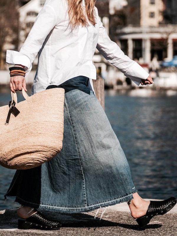 Clogs Tresse, Black, von LABEL17, aus geschmeidigem, pflanzlich gegerbtem, handgeflochtenen Lamm-Nappaleder gearbeitet. Der Schuh hat eine Vibram-Sohle. Der handwerkliche Ansatz verleiht dem Outfit den passenden Schliff. Quiet luxury at its best. Handgefertigt in Griechenland.