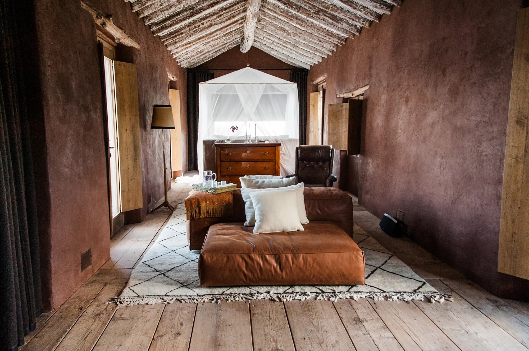 Bon Voyage Book: dedicated to the most beautiful Boutique-Hotels for conscious traveling and lifestyle, pairing with the Idea behind LABEL17.
