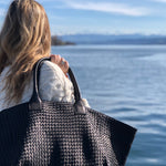 The Shoulder Bag ORIGINAL XL (Weekender) by LABEL17 is made from supple, vegetable-tanned nappa leather. The hand-braided leather bag can be made smaller on both sides from the inside with press studs and also includes a detachable, hand-braided pouch for organization inside the bag.