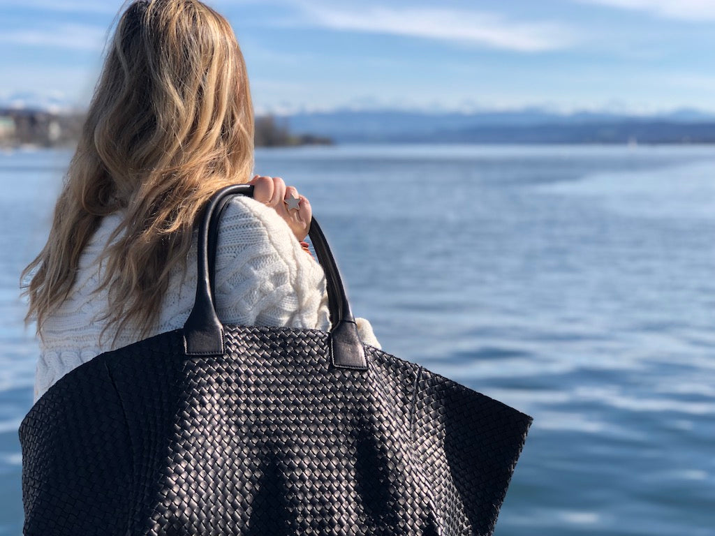 The Shoulder Bag ORIGINAL XL (Weekender) by LABEL17 is made from supple, vegetable-tanned nappa leather. The hand-braided leather bag can be made smaller on both sides from the inside with press studs and also includes a detachable, hand-braided pouch for organization inside the bag.