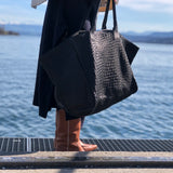 The Shoulder Bag ORIGINAL XL (Weekender) by LABEL17 is made from supple, vegetable-tanned nappa leather. The hand-braided leather bag can be made smaller on both sides from the inside with press studs and also includes a detachable, hand-braided pouch for organization inside the bag.