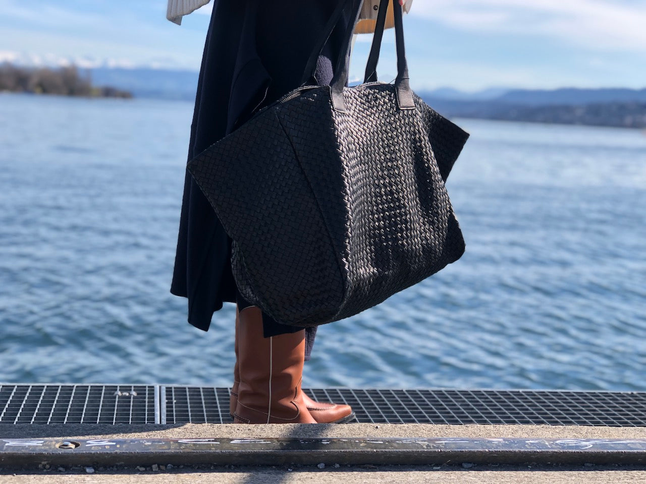 The Shoulder Bag ORIGINAL XL (Weekender) by LABEL17 is made from supple, vegetable-tanned nappa leather. The hand-braided leather bag can be made smaller on both sides from the inside with press studs and also includes a detachable, hand-braided pouch for organization inside the bag.